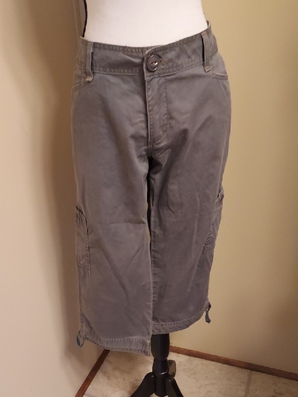 Levi's Cargo Capri Pants In Olive Green